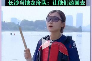 文班亚马今日学习如何打冰球？这一招一式还挺像那么回事儿~